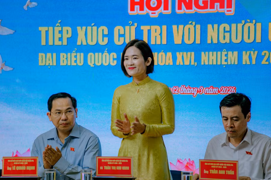 Bà Trần Thị Kim Oanh (giữa) tại hội nghị tiếp xúc cử tri với người ứng cử Đại biểu Quốc hội khóa XVI, phường Cát Lái (TPHCM), sáng 12/3. Ảnh: NVCC.
