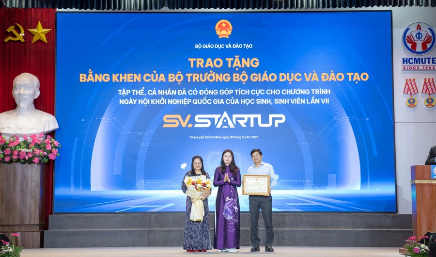 Bộ GD&ĐT trao tặng Bằng khen cho tập thể nhà trường vì đã có đóng góp tích cực cho chương trình SV Startup 2025. Ảnh: HCMUTE