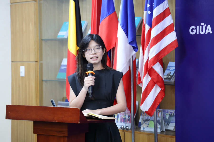 La Thị Như Muội, sinh viên năm cuối ngành Kinh tế học, Trường Đại học Fulbright Việt Nam chia sẻ câu chuyện tại lễ ký kết. Ảnh: Mạnh Tùng