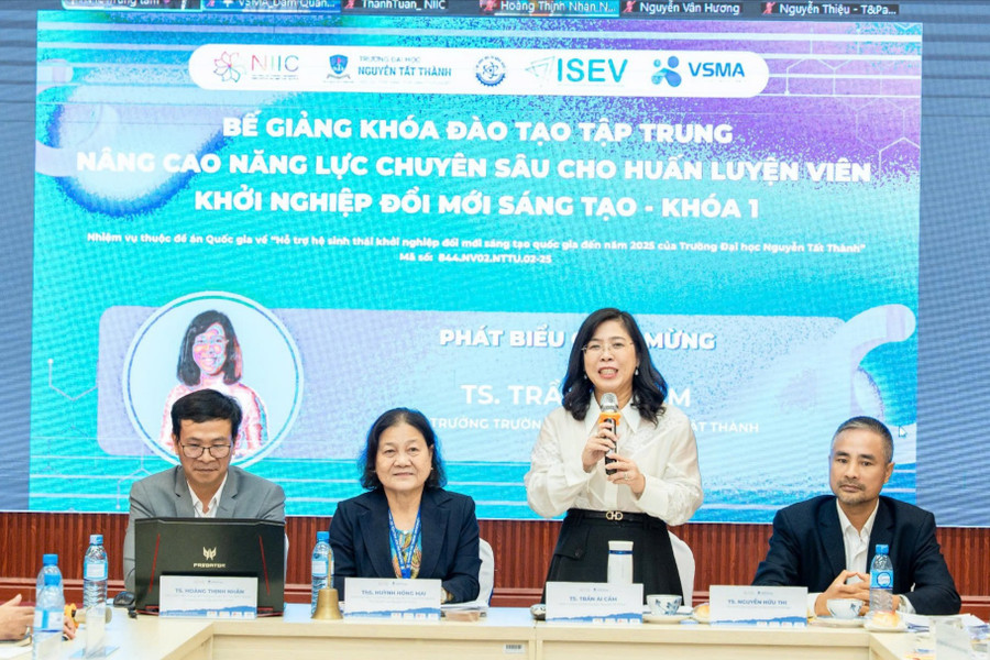 TS Trần Ái Cầm (cầm micro) phát biểu tại lễ bế giảng. Ảnh: Phúc Uyên. 1fac885259cdd09389dc.jpg