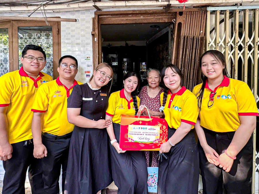 Hoạt động tặng quà trong chiến dịch Xuân tình nguyện của Trường Đại học Kinh tế - Tài chính TPHCM. Xuân tình nguyện 2026 của trường phát huy tinh thần xung kích, trách nhiệm cộng đồng của sinh viên, hướng đến các hoạt động thiết thực, mang mùa xuân ấm áp đến với những hoàn cảnh còn nhiều khó khăn. Ảnh: UEF.