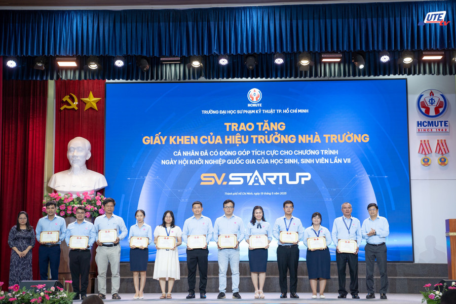 Nhà trường khen thưởng 26 cá nhân có đóng góp tích cực cho chương trình SV Startup 2025. Ảnh: HCMUTE ca-nhan-2.jpg