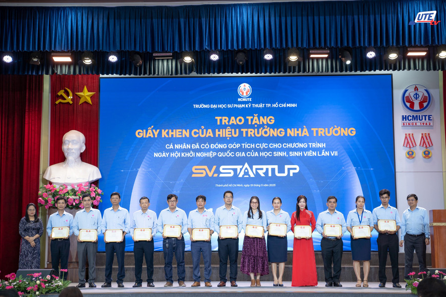 Nhà trường khen thưởng 26 cá nhân có đóng góp tích cực cho chương trình SV Startup 2025. Ảnh: HCMUTE ca-nhan-1.jpg
