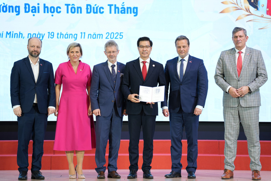 Chủ tịch Thượng viện Quốc hội Cộng hòa Séc Milos Vystrcil trao kỷ niệm chương cho TS Trần Trọng Đạo, Hiệu trưởng Trường Đại học Tôn Đức Thắng.