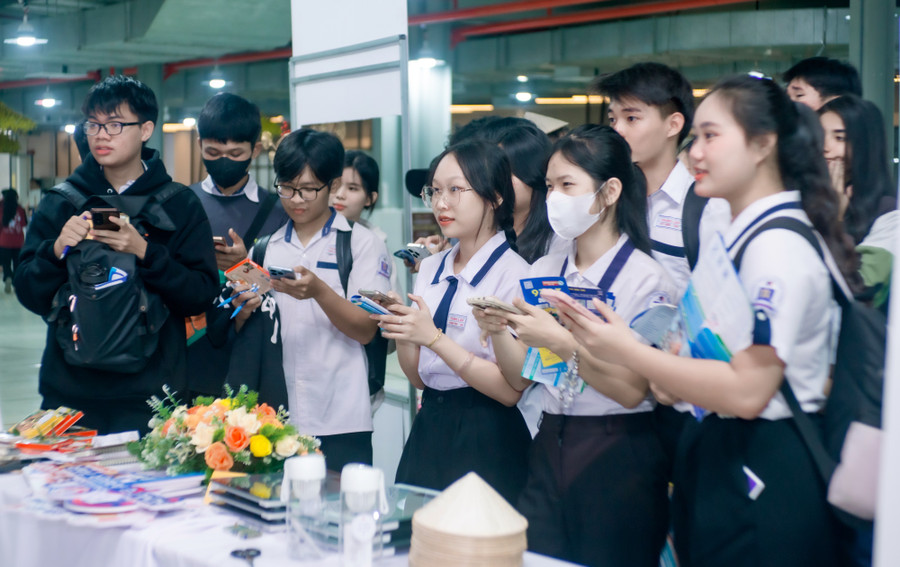 Học sinh trải nghiệm tại ngày hội Tư vấn Tuyển sinh - Hướng nghiệp (Ngày Mở lần thứ 19 năm 2026).