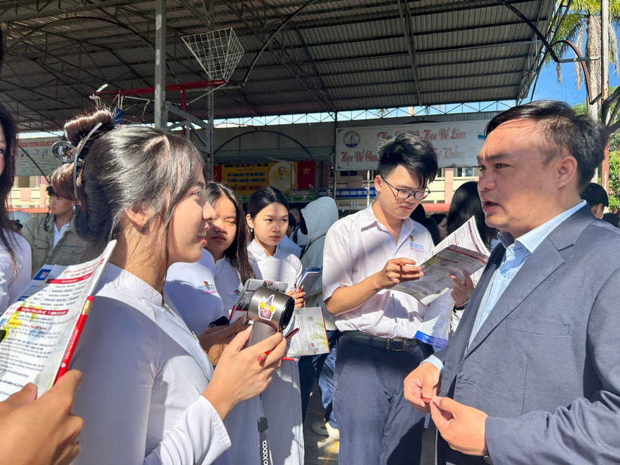 Hoạt động tư vấn tuyển sinh năm 2026 của Trường Đại học Ngân hàng TPHCM. Ảnh: HUB.