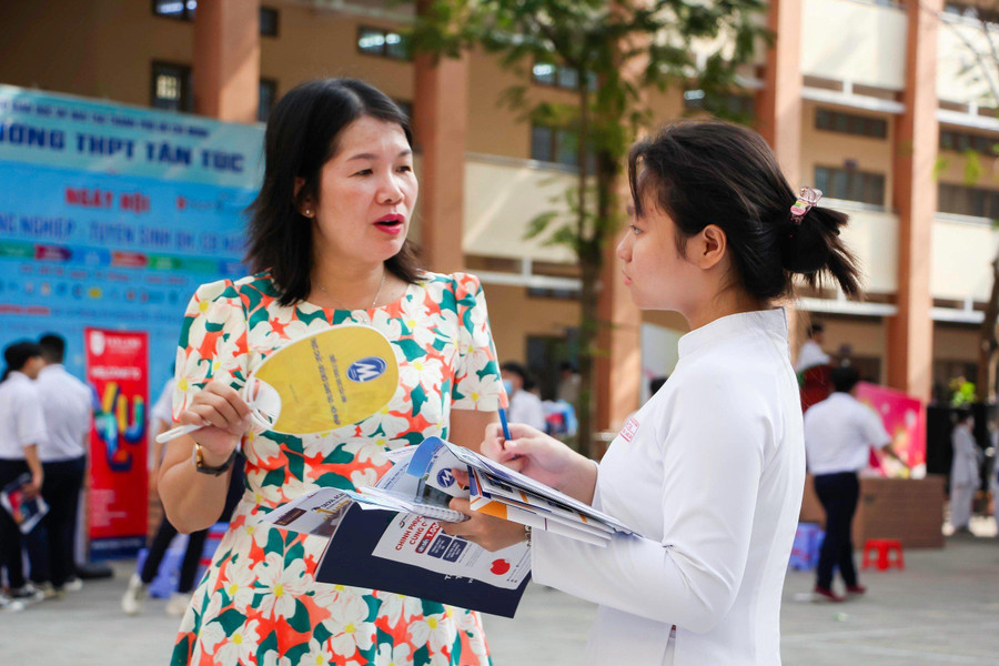 Chuyên gia tư vấn tuyển sinh Trường Đại học Tài chính - Marketing tư vấn cho thí sinh. (Ảnh: UFM)