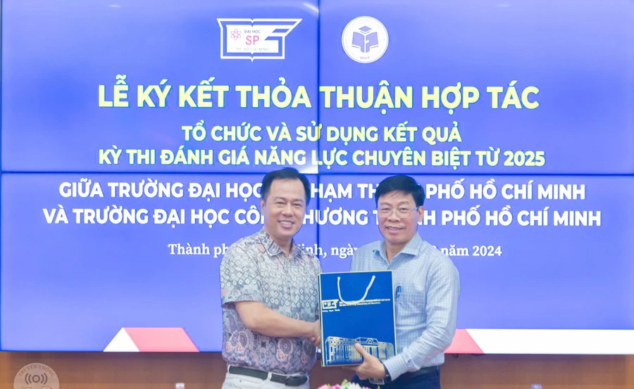 Ông Huỳnh Văn Sơn, Hiệu trưởng Trường Đại học Sư phạm TPHCM (trái) và ông Nguyễn Xuân Hoàn, Hiệu trưởng Trường Đại học Công Thương TPHCM tại lễ ký kết. Ảnh: T.Phong