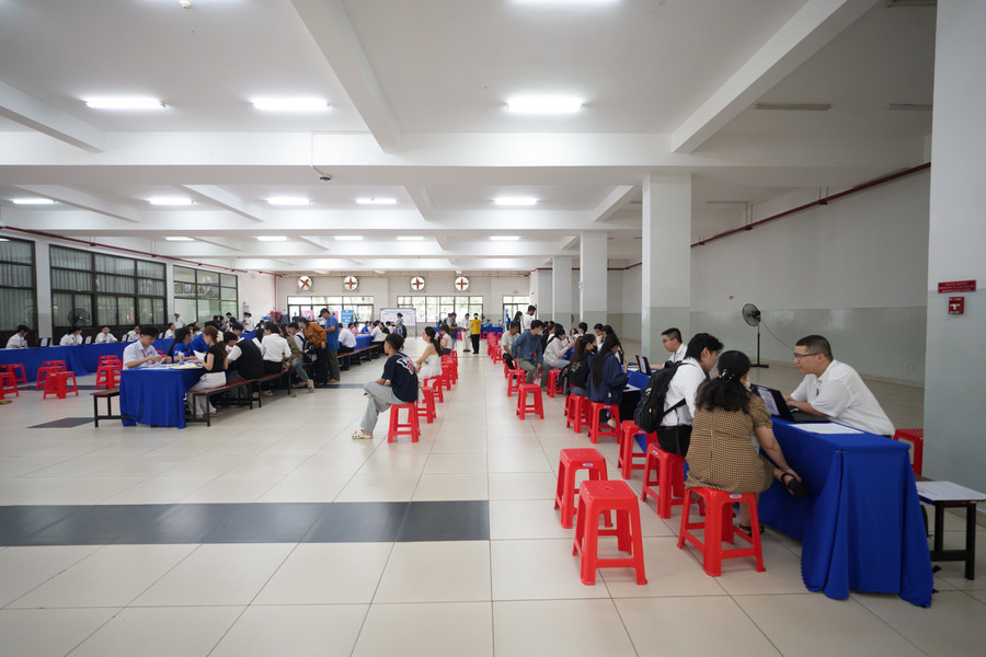 Nhà trường bố trí các khu vực riêng cho từng bước, công đoạn làm thủ tục nhập học. Ảnh: TDTU 4.jpg