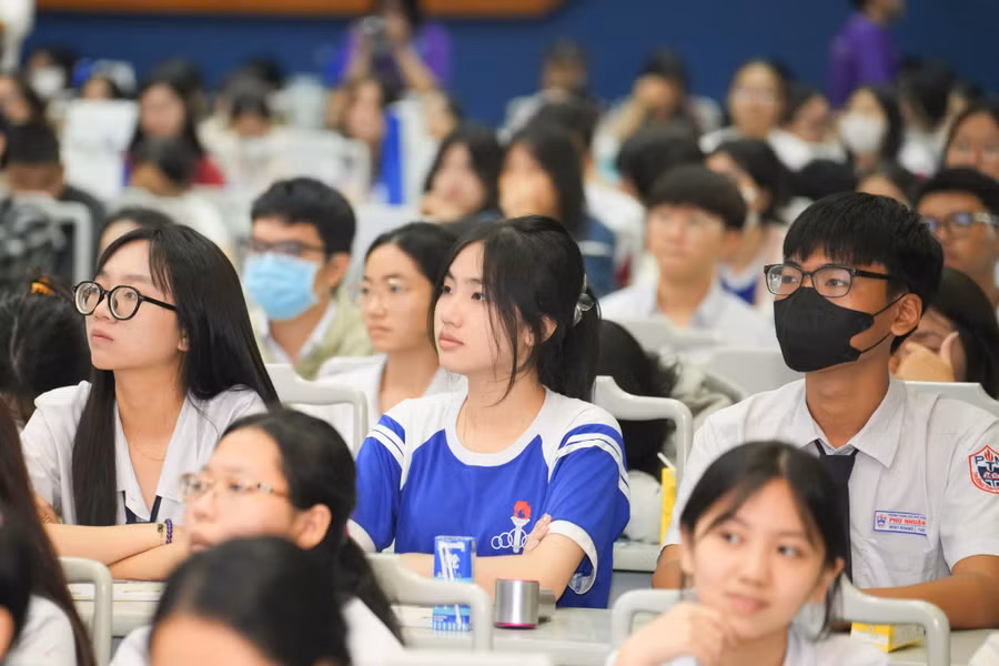 Học sinh tham gia chương trình "Một ngày làm sinh viên Trường Đại học Luật TPHCM". Ảnh: NTCC