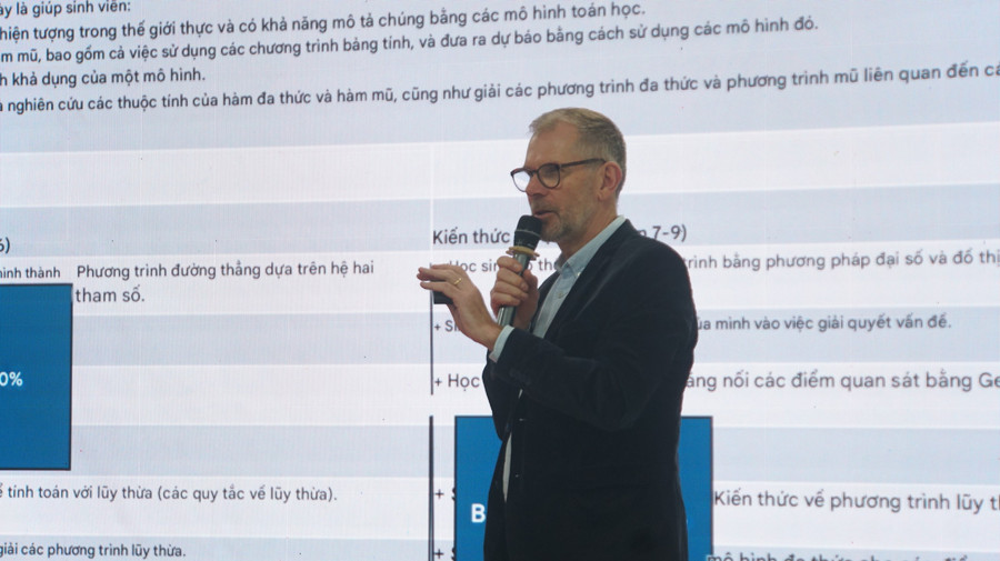 Ông Bob Karlsson, Hiệu trưởng Trường Kimitoöns Gymnasium chia sẻ cách tiếp cận đánh giá học sinh dựa trên sự phát triển cá nhân, thay vì so sánh hay áp lực điểm số. Ảnh: Lê Mạnh