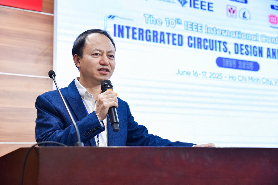 GS.TS Trần Xuân Tú - Viện trưởng Viện Công nghệ Thông tin, Đại học Quốc gia Hà Nội - đơn vị đồng tổ chức, phát biểu tại hội nghị. Ảnh: HCMUS 3.jpg