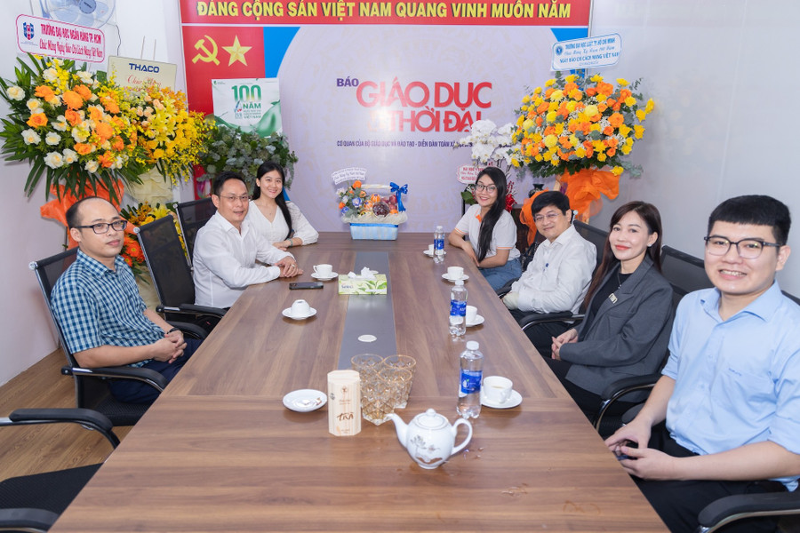 Cán bộ, phóng viên Cơ quan Thường trú Báo Giáo dục và Thời đại tại TPHCM tiếp đoàn đại biểu từ Trường Đại học Sư phạm Kỹ thuật TPHCM. 3.jpg