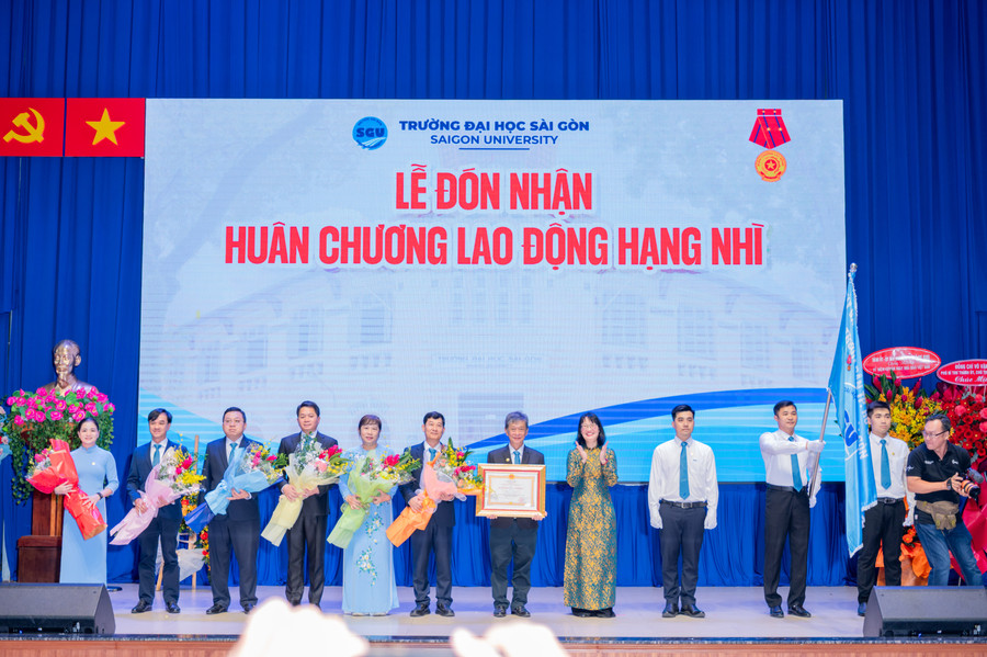 Bà Trần Thị Diệu Thúy, Phó Chủ tịch UBND TPHCM, trao Huân chương Lao động hạng Nhì của Chủ tịch nước cho Trường Đại học Sài Gòn.