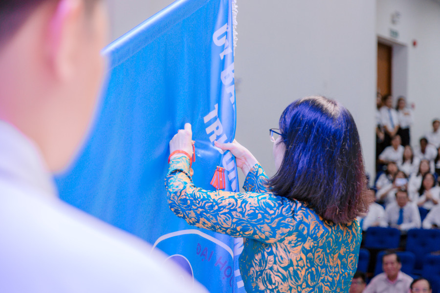 Bà Trần Thị Diệu Thúy, Phó Chủ tịch UBND TPHCM gắn Huân chương Lao động hạng Nhì lên cờ truyền thống của nhà trường.