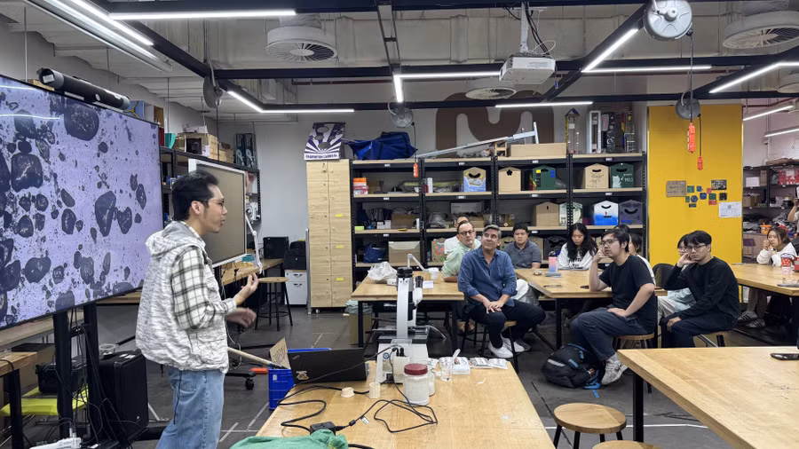 Thành viên đội sinh viên Glavita giới thiệu về ý tưởng tái chế thủy tinh thành cát. Ảnh: Mạnh Tùng.