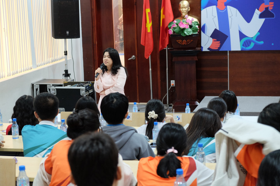 PGS.TS Nguyễn Thị Hiệp khuyên học sinh, hãy "lắng nghe tiếng gọi của trái tim" và theo đuổi đam mê bằng sự kiên trì, nỗ lực. Ảnh: Mạnh Tùng. dien-gia-1.jpg