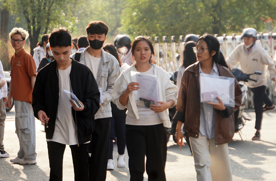 Thí sinh dự thi đánh giá năng lực tại điểm thi Trường Đại học Quốc tế - Đại học Quốc gia TPHCM (TP Thủ Đức, TPHCM). Ảnh: Mạnh Tùng