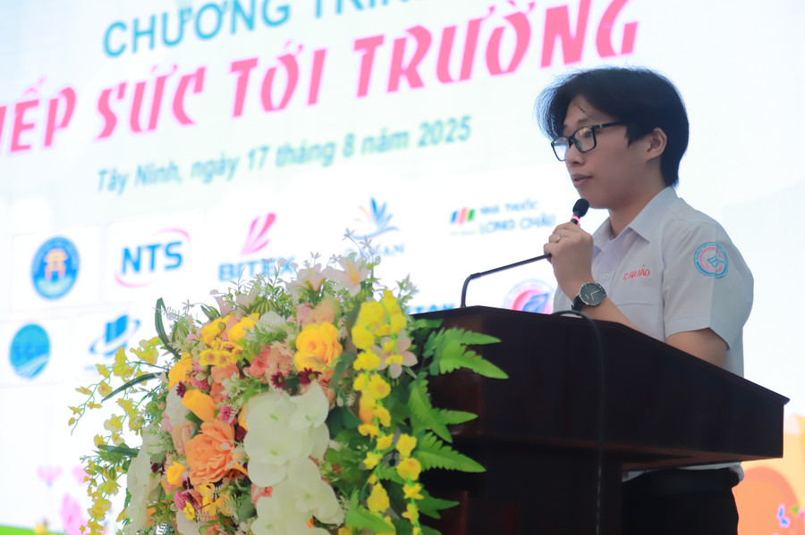 Hàng Lê Gia Bảo, học sinh lớp 12 Trường THPT chuyên Trần Văn Giàu phát biểu tại chương trình. img-0096.jpg