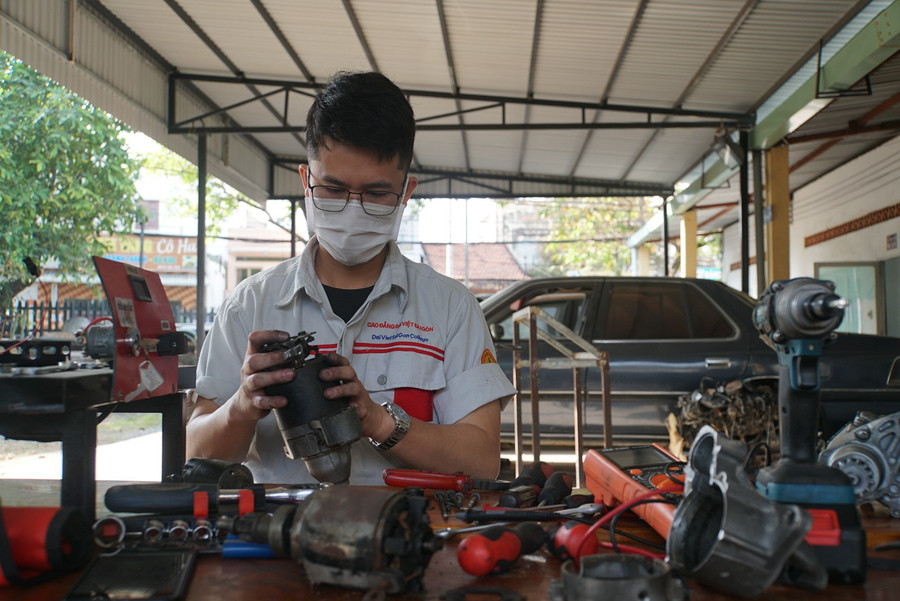 Sinh viên Trường Cao đẳng Đại Việt Sài Gòn trong giờ thực hành kỹ thuật ôtô. Ảnh: M.Tùng