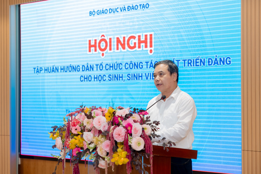 Ông Hoàng Đức Minh, Vụ trưởng Vụ Học sinh, sinh viên (Bộ GD&ĐT) phát biểu tại hội nghị.