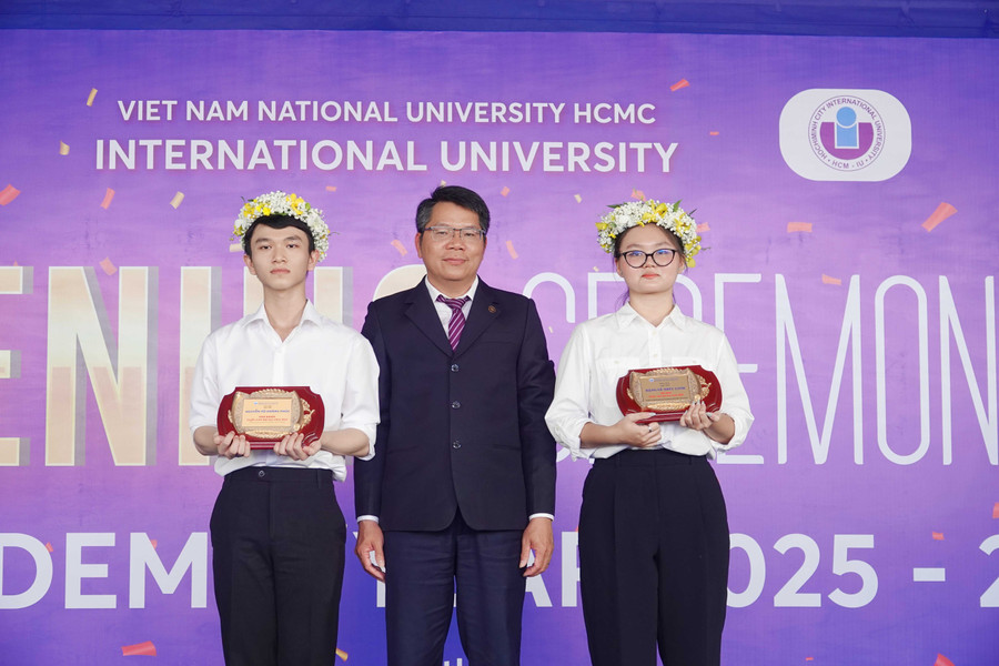 Hiệu trưởng nhà trường khen thưởng 2 tân sinh viên có thành tích ấn tượng, gồm Đặng Lê Trúc Linh (phải) và Nguyễn Vũ Hoàng Phúc. thu-khoa.jpg