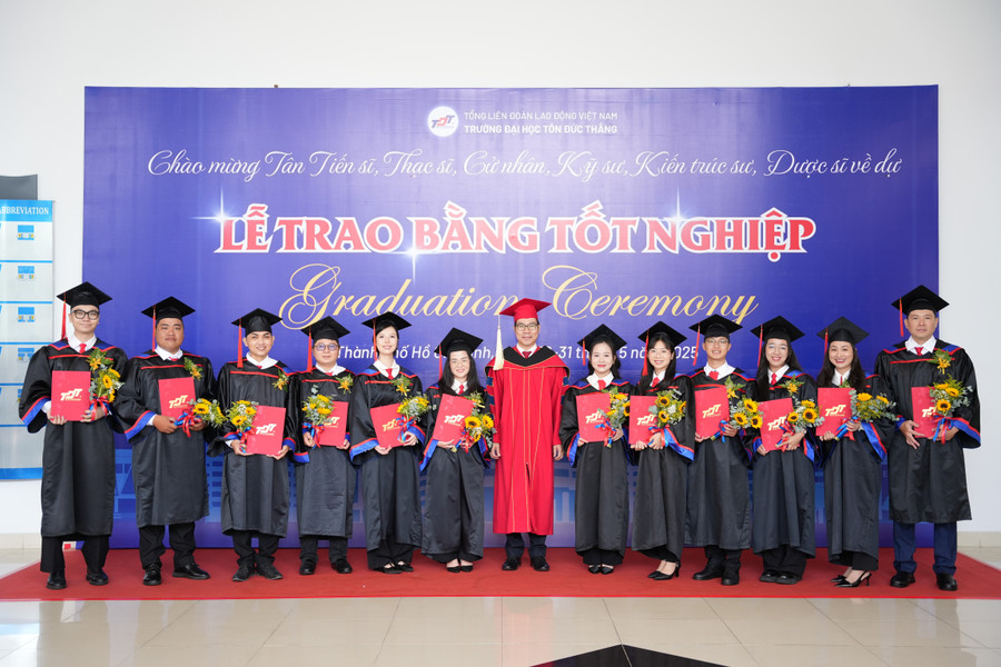 Các tân Thạc sĩ tại lễ tốt nghiệp. Ảnh: TDTU thac-si.jpg