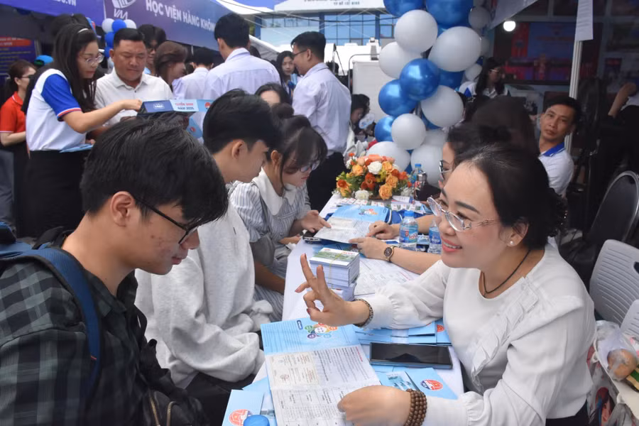 Học sinh tìm hiểu thông tin tại ngày hội Tư vấn tuyển sinh - hướng nghiệp tại TPHCM. Ảnh: HCA