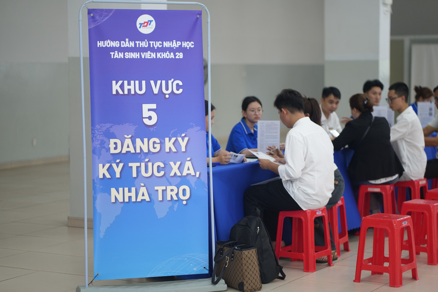 Sinh viên có nhu cầu đăng ký ký túc xá, nhà trọ sẽ có gian hỗ trợ riêng. Ảnh: TDTU kt-08461.jpg