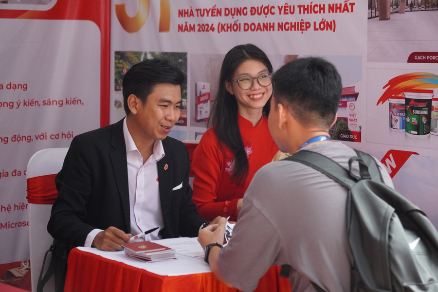Sinh viên tìm hiểu các vị trí tuyển dụng của các doanh nghiệp. Ảnh: TDTU cpr00705.jpg