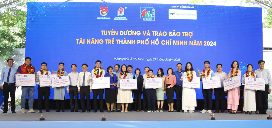 Các tài năng trẻ được tuyên dương và trao bảo trợ năm 2024. Ảnh: TST