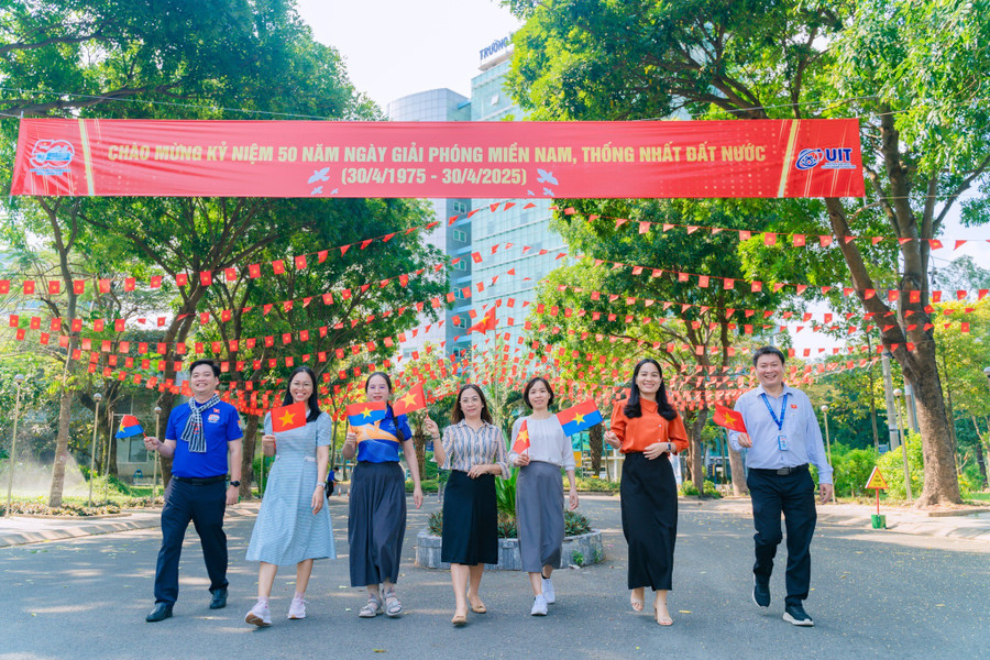 Đây là dịp để cán bộ, giảng viên và sinh viên nhà trường cùng nhau thắp lên ngọn lửa yêu nước, thể hiện lòng tự hào dân tộc và quyết tâm cống hiến sức lực để xây dựng một đất nước hòa bình và thịnh vượng. 493851758-1142708937895109-4354850365915670554-n.jpg