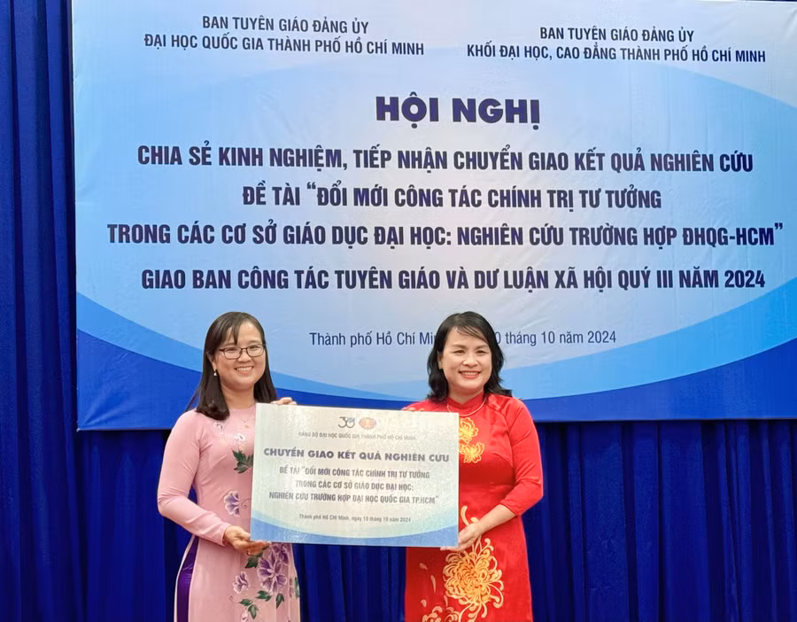 PGS.TS Ngô Thị Phương Lan (phải) chuyển giao đề tài cho bà Đặng Thùy Khánh Vân, Trưởng Ban Tuyên giáo Đảng ủy Khối Đại học, Cao đẳng TPHCM. Ảnh: Thùy Linh