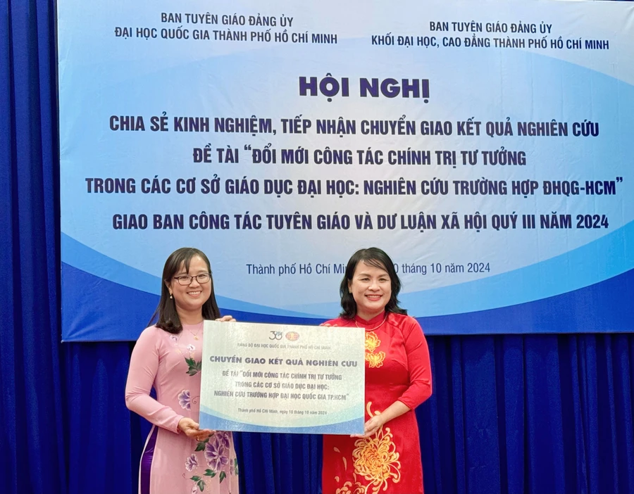 PGS.TS Ngô Thị Phương Lan (phải) chuyển giao đề tài cho bà Đặng Thùy Khánh Vân, Trưởng Ban Tuyên giáo Đảng ủy Khối Đại học, Cao đẳng TPHCM. Ảnh: Thùy Linh