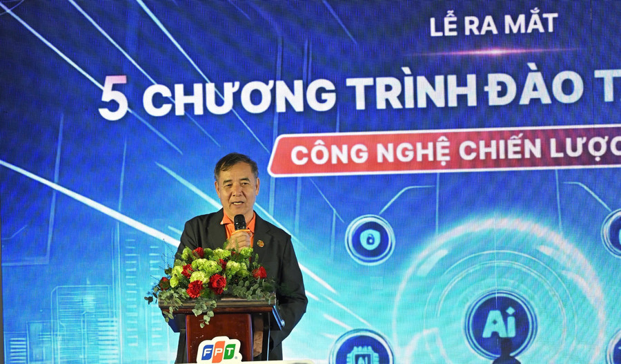 Ông Lê Trường Tùng, Chủ tịch Hội đồng Trường Đại học FPT trao đổi về các chương trình đào tạo.