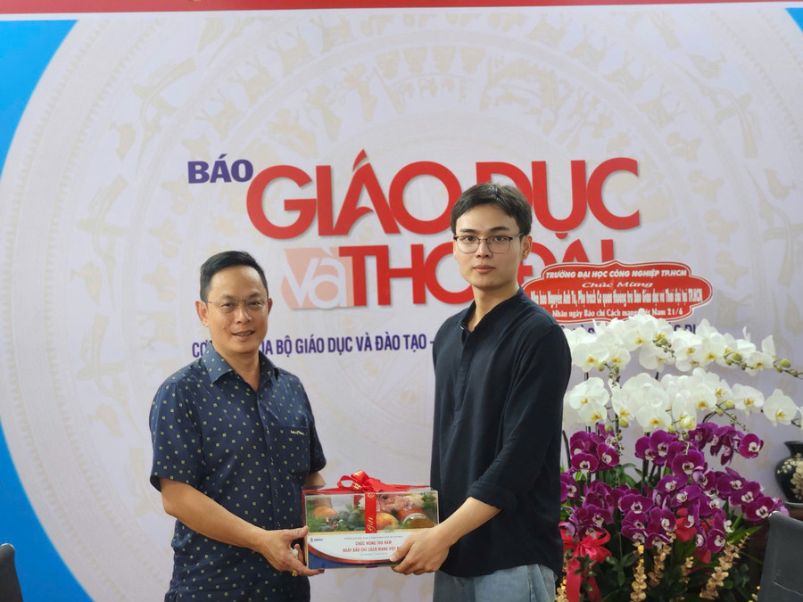 Đại diện Trường Đại học Hùng Vương TPHCM thăm, chúc mừng Cơ quan Thường trú Báo Giáo dục và Thời đại tại TPHCM. truong-dhhv.jpg