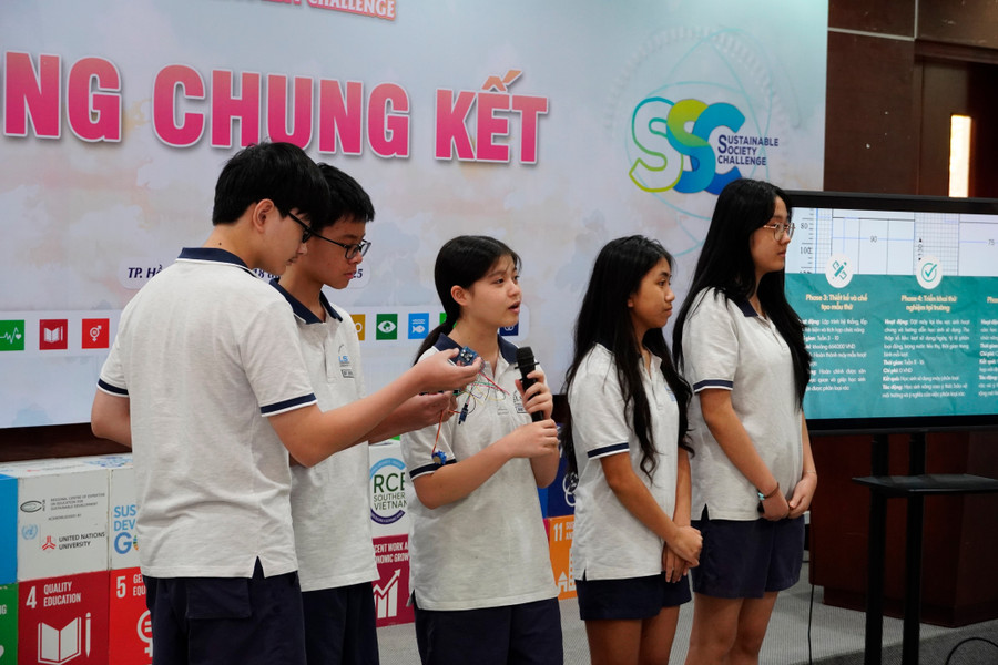 Nhóm học sinh lọt vào vòng chung kết thuyết trình về các dự án trước ban giám khảo. Ảnh: Bùi Diễn dsc3534.jpg