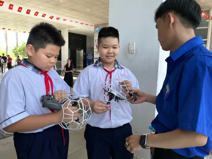 Học sinh thích thú trải nghiệm drone soccer. Ảnh: Phúc Uyên.