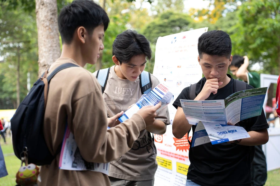 Thí sinh tham gia chương trình tư vấn tuyển sinh, ngày 2/3 tại TPHCM. Ảnh: HCMUT