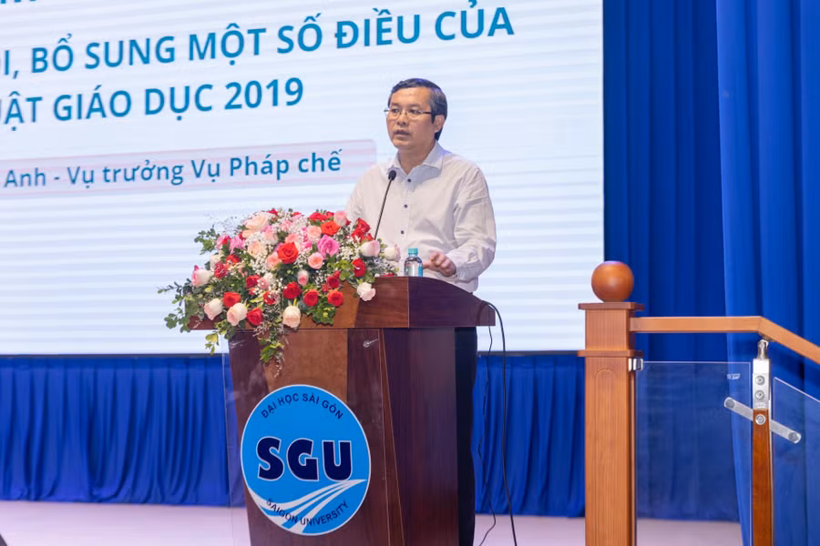 Thứ trưởng Bộ GD&ĐT Nguyễn Văn Phúc phát biểu tại buổi tập huấn.