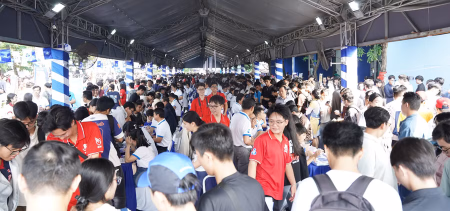 Học sinh tìm hiểu thông tin tuyển sinh tại gian hàng của Trường Đại học Bách khoa (Đại học Quốc gia TPHCM).