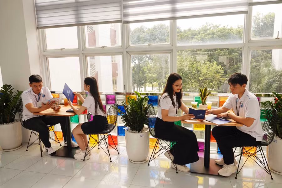 Sinh viên trường học tại thư viện.