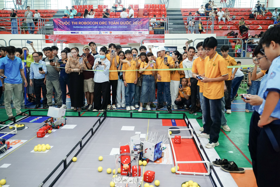 Ban tổ chức hỗ trợ thiết bị chế tạo robot cho các đội, trừ bảng Master yêu cầu tự chuẩn bị robot. 3.jpg