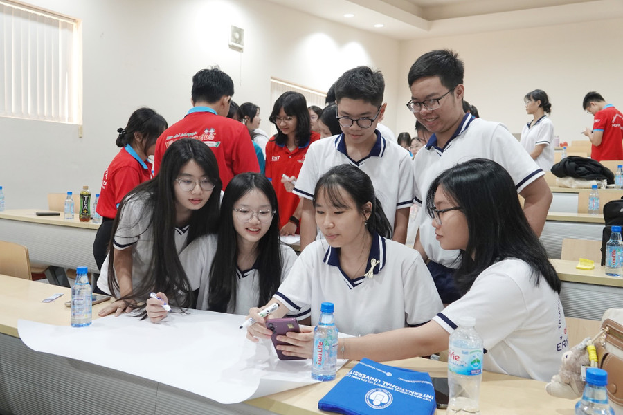 Học sinh làm việc nhóm, thiết kế xây dựng "thành phố thông minh". Ảnh: Bùi Diễn hs-lam-viec-nhom.jpg