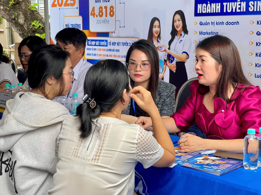 Chuyên gia tuyển sinh của Trường Đại học Tài chính - Marketing tư vấn cho thí sinh. Ảnh: K.P ufm.jpg