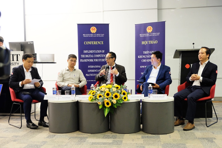 Phiên thảo luận tại hội thảo Triển khai khung năng lực số cho sinh viên - Kinh nghiệm quốc tế và thực tiễn Việt Nam. Ảnh: Mạnh Tùng
