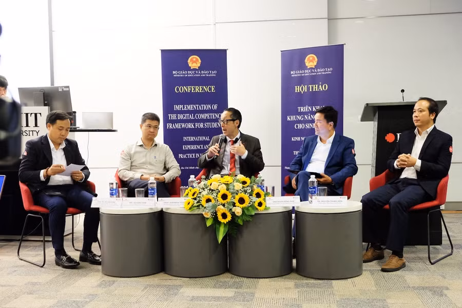 Phiên thảo luận tại hội thảo Triển khai khung năng lực số cho sinh viên - Kinh nghiệm quốc tế và thực tiễn Việt Nam. Ảnh: Mạnh Tùng