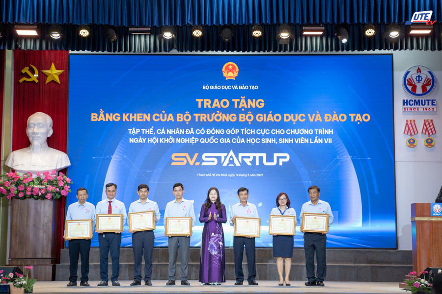Bộ GD&ĐT trao Bằng khen cho 7 tập thể và 16 cá nhân với những đóng góp tích cực cho chương trình SV Startup 2025. Ảnh: HCMUTE bang-khen-cua-bo-giao-duc.jpg