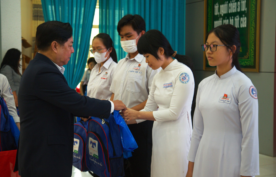 PGS. TS Trần Huy Hoàng, Phó Hiệu trưởng Trường Đại học Văn Hiến trao quà và học bổng cho học sinh. photo-1-1.jpg