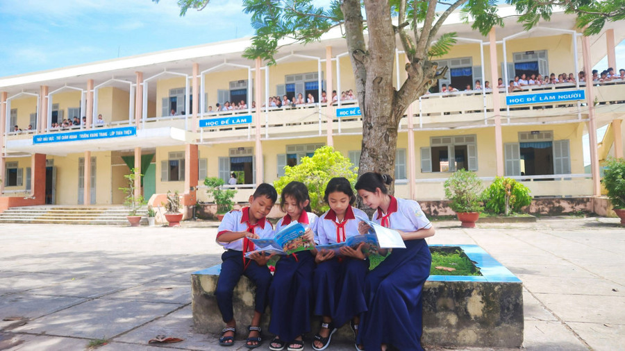 Những ngôi trường ở vùng đồng bào Khmer tại Sóc Trăng đã được đầu tư “khoác áo mới”. Ảnh: Thành Thật